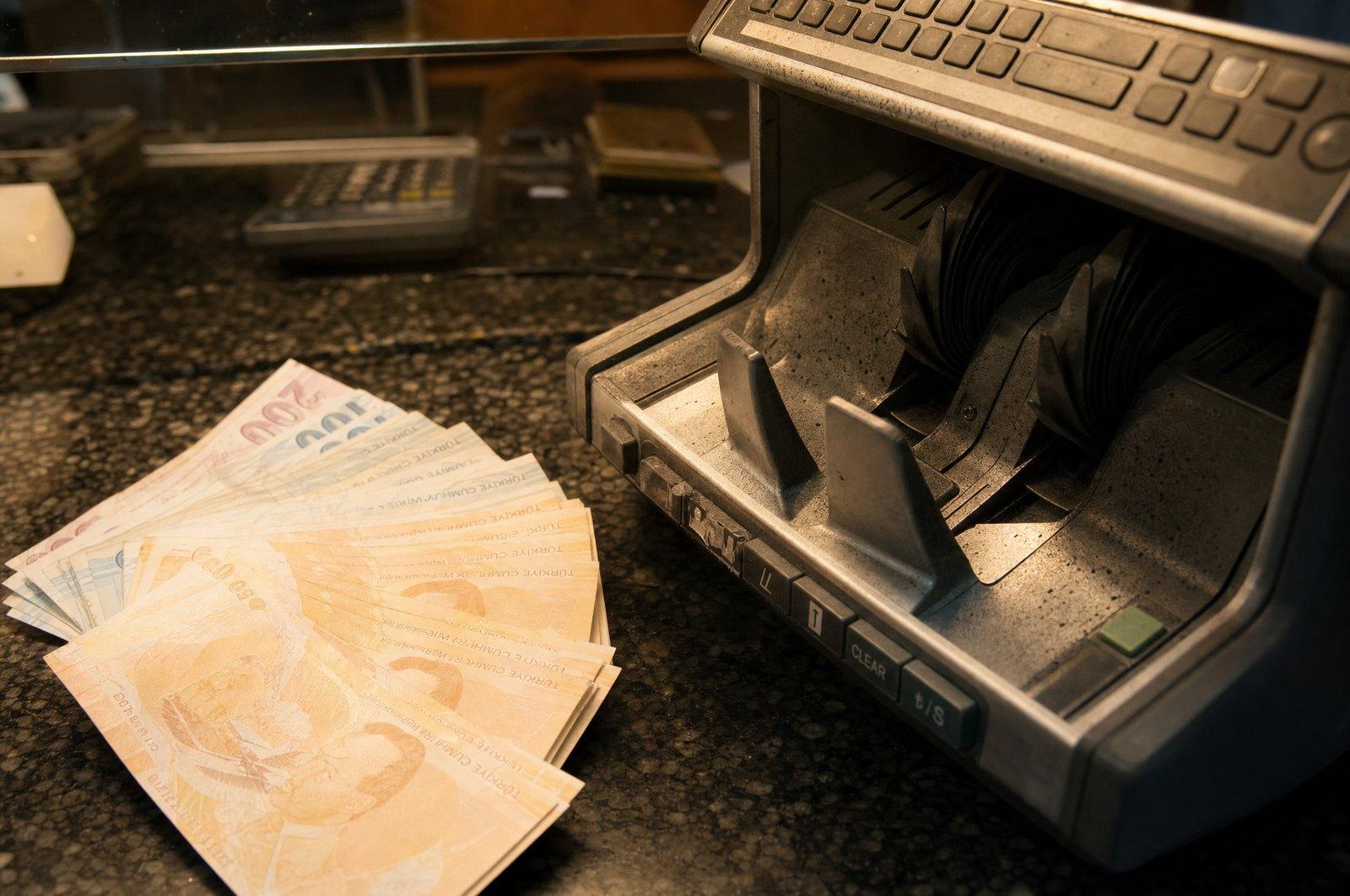 Para sayım makinesi ve banknotlar